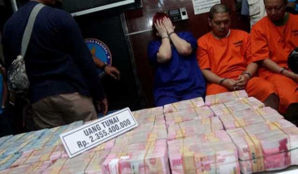 Tiga tersangka pencucian uang penjualan narkoba, saat diamankan BNN berikut setumpuk uang tunai, beberapa waktu lalu. Foto: int 