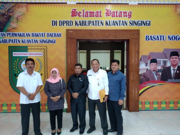 Wakil Ketua DPRD Inhu, Sumini (dua kanan) saat berkunjung ke DPRD Kuansing, Rabu (8/5).