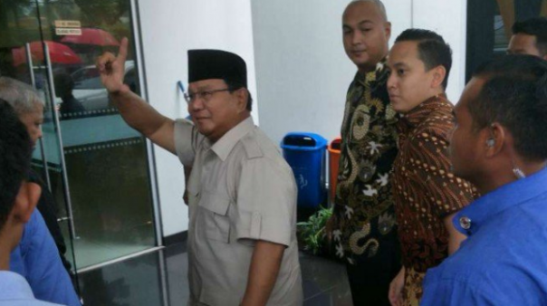 Prabowo saat sampai ke markas DPP PKS, Rabu siang tadi. Foto: int 