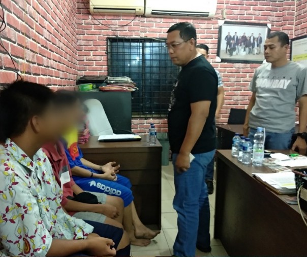 Dir Reskrimum Kombes Pol Hadi Purwanto saat memeriksa ketiga remaja yang terlibat tawuran. Foto. Istimewa