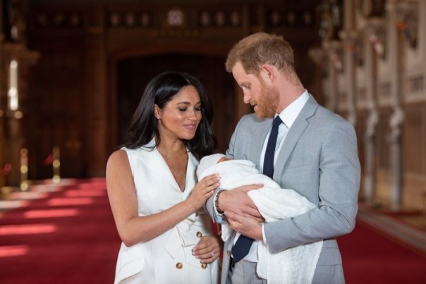 Pangeran Harry dan Meghan Markle menggendong bayi laki-lakinya