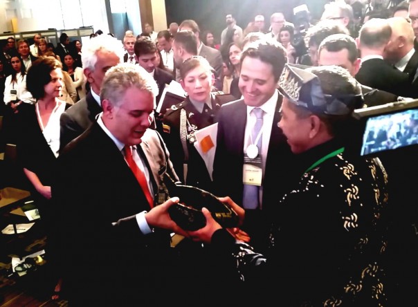  Bupati Alfedri Hadiahkan Tanjak Siak Untuk Presiden Kolombia Ivan Duque Marquez/lin