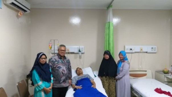 Arief Budiman menjenguk Jajang yang sedang dirawat di RSUD Kabupaten Bekasi