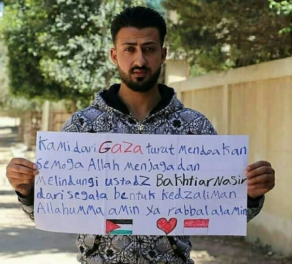 Pemuda Gaza ini memberi dukungan kepada Ustaz Bachtiar Nasir (foto/instagram)