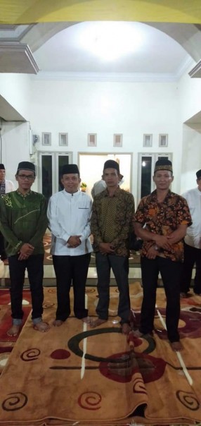 Ketua DPRD Kabupaten Inhil, H Dani M Nursalam berfoto dengan undangan usai acara buka puasa bersama/rgo