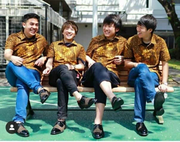 Mahasiswa Jepang asal Indonesia, Jerome berbagi baju batik kepada temannya orang Jepang (foto/instagram)