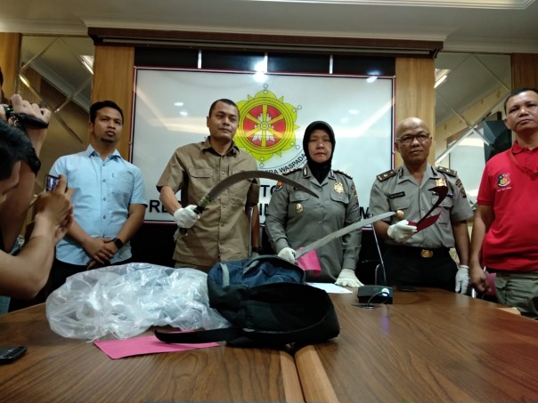 Kasubdit III Ditreskrimum Polda Riau AKBP Muhammad Kholid saat ekspos barang bukti dan pelaku.