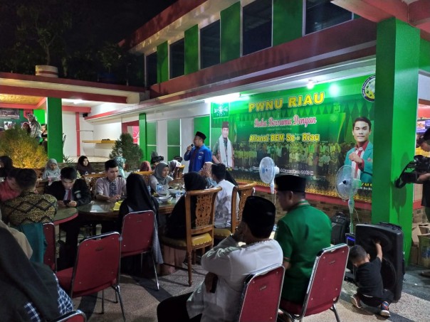 Ketua PWNU Riau Rusli Ahmad buka bersama dengan Aliansi BEM se Riau Kamis malam di kediaman