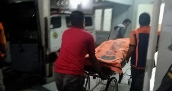 Mayat Soeprayitno saat dibawa ke rumah sakit. Foto: int 