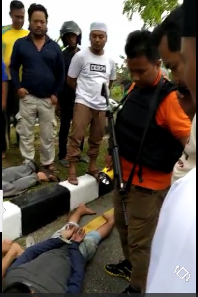 Aparat dari Kepolisian dam TNI berupaya melakukan penangkapan napi yang  kabur/lin