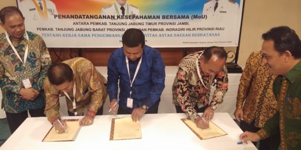 Wakil Bupati Inhil H Syamsuddin Uti saat menandatangani MoU bersama Pemkab Tanjungjabung Barat dan Tanjungjabung Timur/ADV
