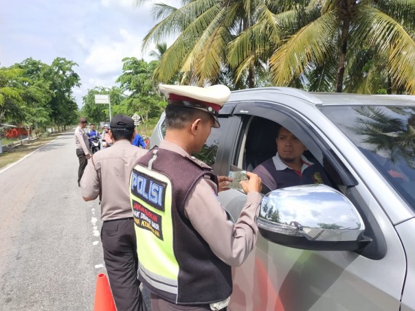 Kepolisian Resor (Polres) Bengkalis langsung menggelar operasi atau razia kendaraan yang melintas di perbatasan Bengkalis/hari