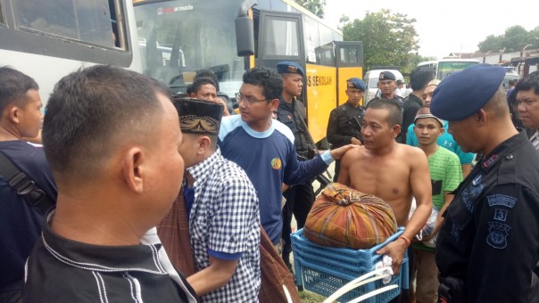 Terlihat sejumlah tahanan saat didata hendak di evakuasi petugas ke beberapa lapas dan rutan di Riau.