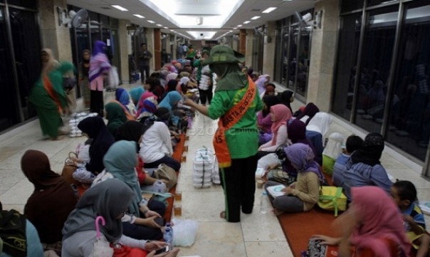 masyarakat muslim berbuka puasa di Masjid Istiqlal Jakarta. Foto: int 