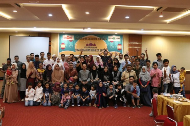 Foto bersama Swastika dan Riau24 Group saat buka puasa bersama disalah satu hotel di Pekanbaru