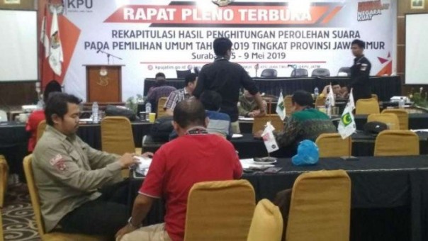 Proses penandatangan berkas rekapitulasi tingkat KPU Provinsi Jatim di Surabaya. Foto: int 