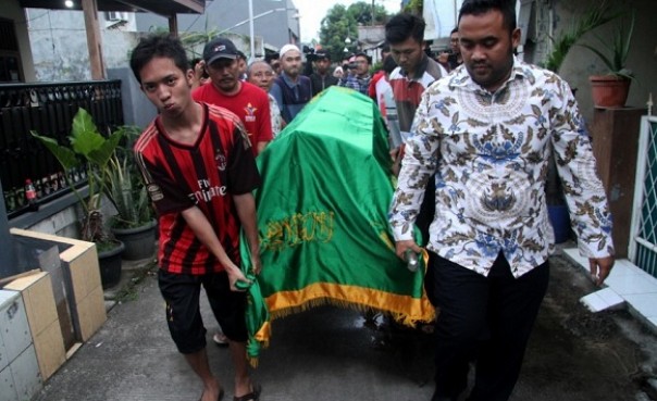 Warga mengusung jenazah petugas KPPS yang meninggal di Bekasi. Foto: int 