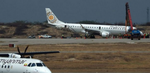 Begini kondisi pesawat Myanmar National Airlines beberapa saat setelah mendarat tanpa ronda depan. Foto: int/AFP 