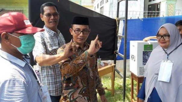 Caleg DPD asal Aceh Sudirman alias Haji Uma, usai mencoblos dalam Pemilu 2019 lalu. Foto: int 