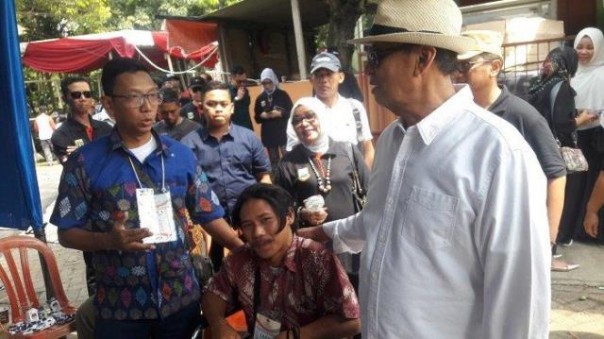 Gubernur Banten Wahidin Halim saat meninjau pelaksanaan Pemilu di salah satu TPS di Banten. Foto: int 