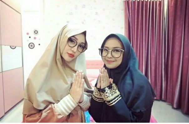 Ria Ricis Unggah Foto Bareng Lucinta Luna Pakai Jilbab, Netizen Sebut