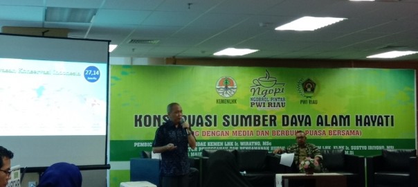 Dirjen Konservasi dan Sumber Daya Alam dan Ekosistem (KSDAE), Wiratno saat memberikan pemaparan di acara Ngopi PWI Riau
