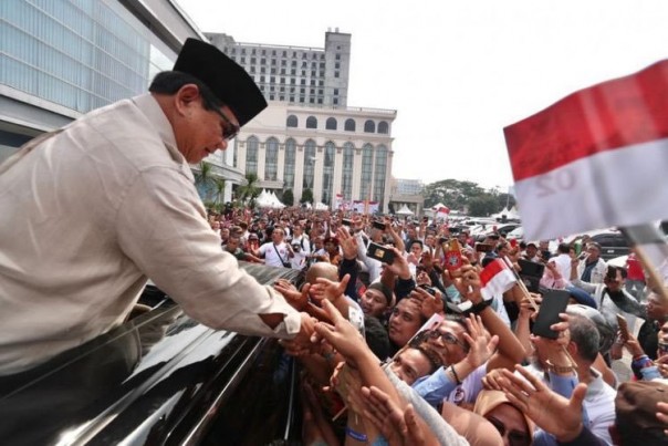 Prabowo Subianto saat menyapa warga (foto/int)