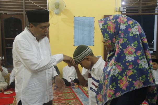 Sekda Siak menyerahkan bantuan saat melaksanakan safari Ramadhan/lin