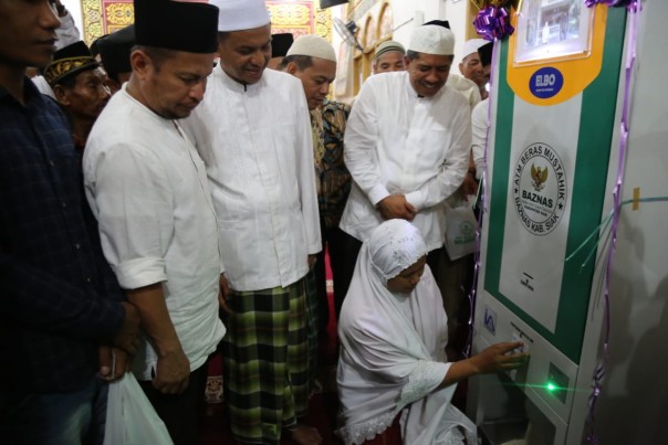 Bupati Siak Alfedri meresmikan penggunaan ATM Beras Baznas Kabupaten Siak/lin