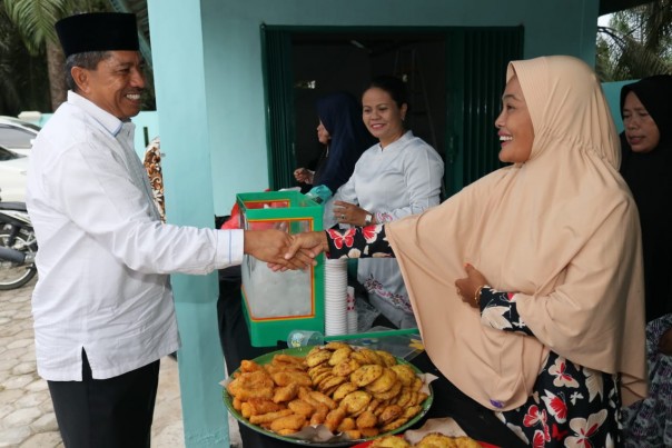 Bupati Siak sat meninjau pasar Ramadhan pada rangkaian Safari Ramadhan di Kerinci Kanan/lin