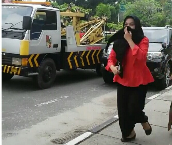 Dishub Kota Pekanbaru menertibkan kendaraan yang parkir sembarangan di Jalan Diponegoro (foto/istimewa)