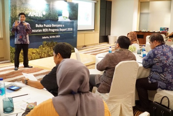 Direktur Utama PT Riau Andalan Pulp And Paper (RAPP) Sihol Aritonang menyampaikan sambutan di acara peluncuran laporan tahunan RER