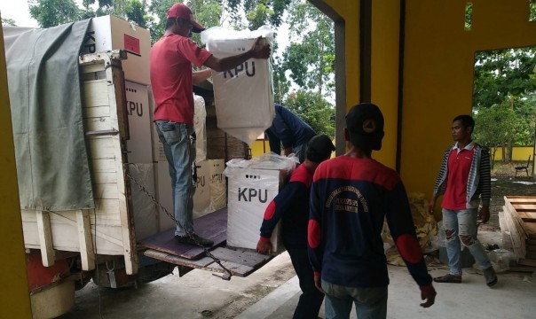 Truk pengangkut logistik Pemilu/hari