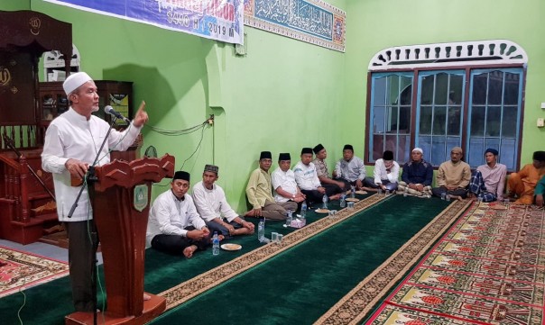 Wabup, Drs H Said Hasyim memberikan sambutan saaat Safari Ramadan di Masjid As Syobirin Desa Tanjung Sari, Kecamatan Tebigtinggi Timur/ADV