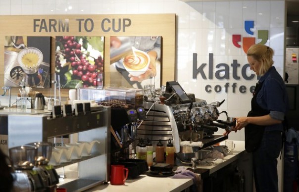 Barista menyiapkan pesanan kopi di Klatch Coffee, San Fransisco. Mulai 15 Mei 2019 kedai kopi ini menyajikan kopi termahal se dunia dengan harga 75 dolar AS per cangkirnya. Foto: int 