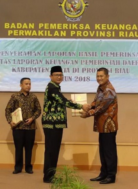 Wakil Bupati Inhil H Syamsuddin Uti saat menerima penghargaan WTP dari BPK Perwakilan Riau/ADV