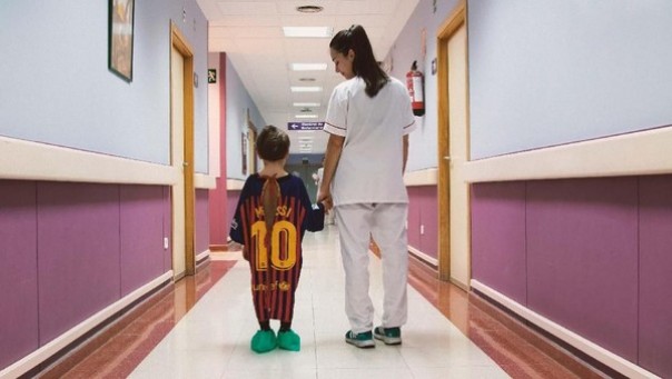 Seorang anak mengenakan baju pasien yang berasal dari jersey yang pernah dipakai Lionel Messi (foto/int)