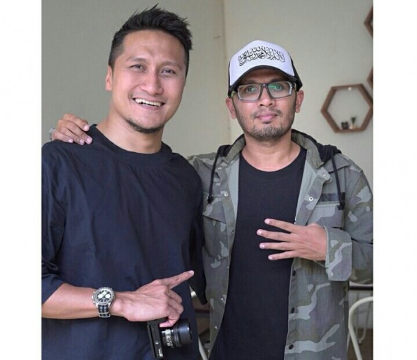 Arie Untung berfoto dengan Ustaz Hanan Attaki (foto/instagram)