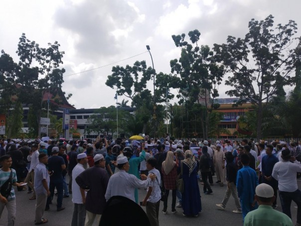 Ratusan massa tolak pemilu curang padati Kantor KPU Riau