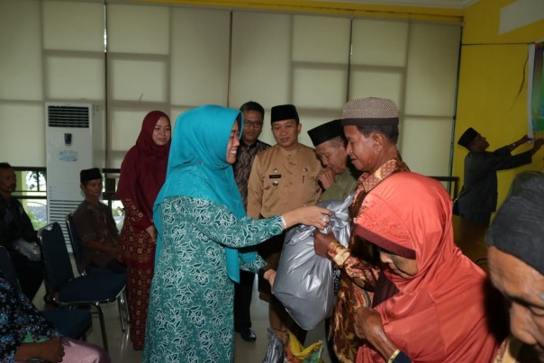 Tim Penggerak PKK Kabupaten Siak bekerjasama dengan Bank Riau Kepri Cabang Siak menyerahkan bantuan paket sembako/lin