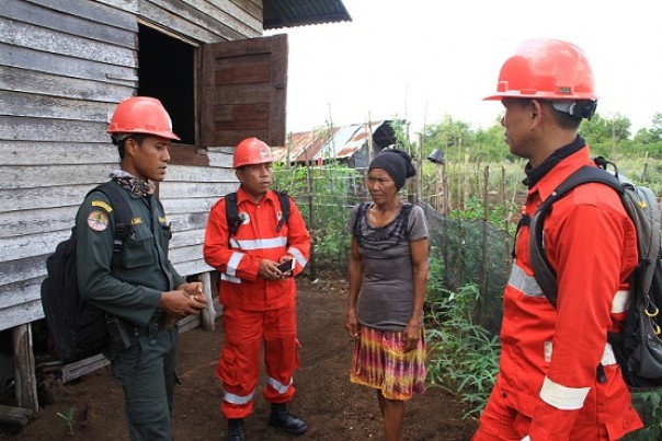 Bu Nunuk menerangkan kondisi di daerah tempat tinggalnya, saat menerima kunjungan patroli rutin petugas Manggala Agni Daops Pekanbaru. Foto: ist 