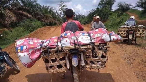 Jenazah warga Inhu yang terpaksa dibawa menggunakan sepeda motor, karena jalan menuju pemakaman tak bisa dilintasi ambulans. Foto: int 