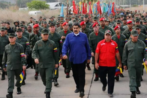 Maduro terlihat berbaris berjalan lebih dari satu mil bersama personil dan peralatan militer