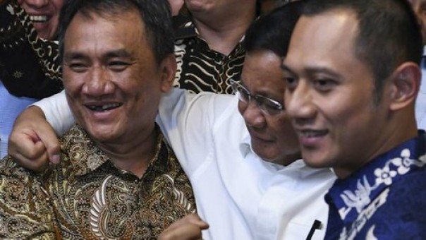 Politisi Demokrat Andi Arief saat bersama Prabowo dan AHY (foto/int)