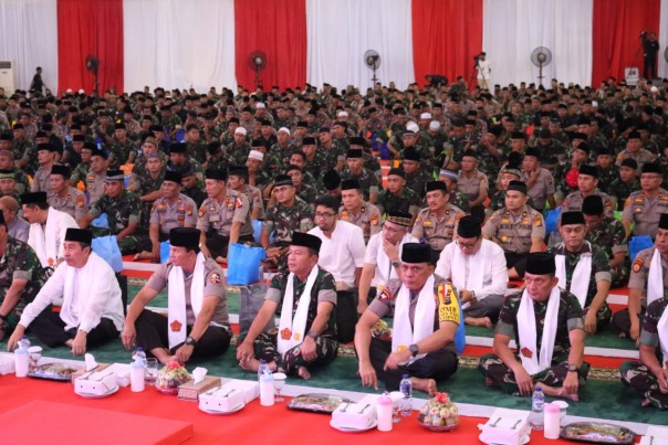 Irjen TNI Letnan Muhammad Herindra bersama Wakapolri Komjen Ari Dono menghadiri acara buka bersama ribuan Personil TNI-Polri di Lanud Roesmin Nurjadin