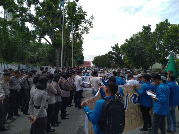 Mahasiswa UIR saat melakukan aksi demo di kantor KPU Riau jalan Gajah Mada, Pekanbaru