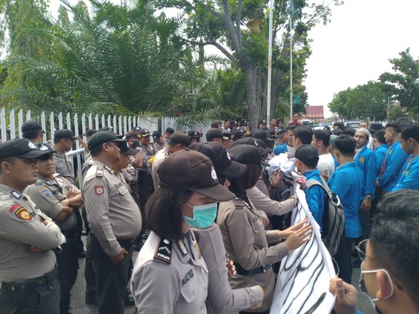 Sejumlah Polwan terlihat dibarisan depan untuk menghalangi mahasiswa untuk masuk ke kantor KPU Riau
