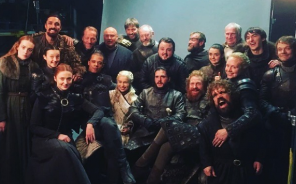 Para aktor dan aktris merayakan tuntasnya penggarapan serial Game of Thrones. Foto: inst 