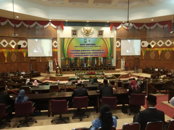 Paripurna BPK menyerahkan WTP pada Gubernur Riau