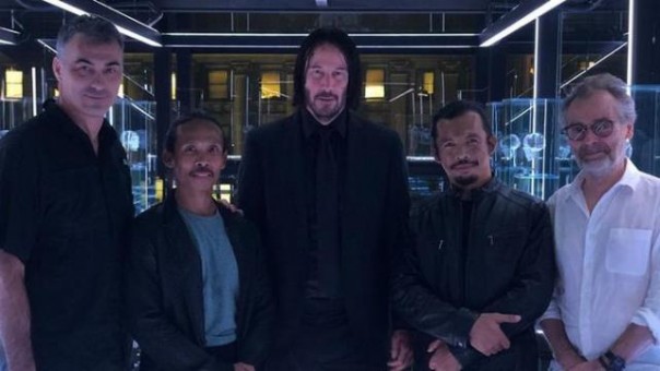 Yayan Ruhiyan dan Cecep Arif Rahman mengapit Keanu Reeves. Keduanya dipercaya ikut membintang filmJohn Wick 3: Parabellum. Foto: int 